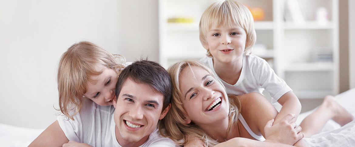 Familia de cuatro personas sonriendo